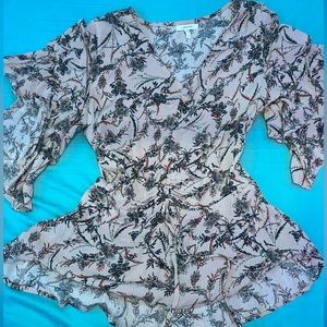 3/$25 Pink floral top 🌸🌺 With flutter sleeves